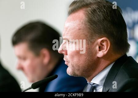 Hamburg, Deutschland. September 2020. Andy Grote (SPD, r), Hamburgs Sportsenator, und Andreas Dressel (SPD), Hamburgs Finanzsenator, kommentieren die Absichtserklärung der Stadt Hamburg, das HSV-Stadiongelände zu erwerben. Vorbehaltlich der Zustimmung der Bürger soll das Geld dafür in diesem Jahr fließen. (To dpa 'Hamburg will HSV-Stadionimmobilie für 23.5 Millionen Euro kaufen') Quelle: Markus Scholz/dpa/Alamy Live News Stockfoto