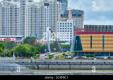 Blagoweschtschensk, Russland - 26. Jun 2020: Blick auf die chinesische Stadt Heihe vom Ufer der Stadt Blagoweschtschensk. Stockfoto