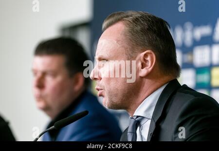 Hamburg, Deutschland. September 2020. Andy Grote (SPD, r), Hamburgs Sportsenator, und Andreas Dressel (SPD), Hamburgs Finanzsenator, kommentieren die Absichtserklärung der Stadt Hamburg, das HSV-Stadiongelände zu erwerben. Vorbehaltlich der Zustimmung der Bürger soll das Geld dafür in diesem Jahr fließen. (To dpa 'Hamburg will HSV-Stadionimmobilie für 23.5 Millionen Euro kaufen') Quelle: Markus Scholz/dpa/Alamy Live News Stockfoto