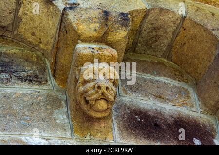 Ydes Bourg, Skulpturen der Kirche Saint-Georges, Cantal Department, Auvergne-Rhone-Alpes, Frankreich Stockfoto