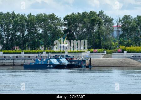 Blagoweschtschensk, Russland - 26. Jun 2020: Blick auf die chinesische Stadt Heihe vom Ufer der Stadt Blagoweschtschensk. Stockfoto