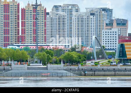 Blagoweschtschensk, Russland - 26. Jun 2020: Blick auf die chinesische Stadt Heihe vom Ufer der Stadt Blagoweschtschensk. Stockfoto