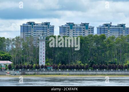 Blagoweschtschensk, Russland - 26. Jun 2020: Blick auf die chinesische Stadt Heihe vom Ufer der Stadt Blagoweschtschensk. Stockfoto