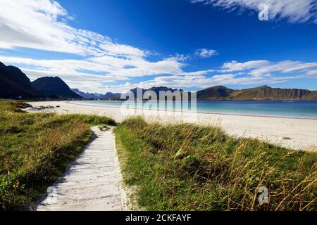 Ramberg Strand oder Rambergstranda in sonnigen blauen Himmel Tag auf Flakstadoya Insel, Lofoten Archipel Inseln, Nordland County, Norwegen Stockfoto