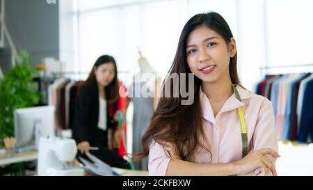 Portrait von jungen Designern, die in der Bekleidungsfabrik arbeiten Stockfoto