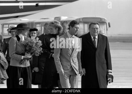 Der bayrische Ministerpräsident Franz Josef Strauß nimmt die königliche Prinzessin Diana und Prinz Charles zusammen mit seiner Tochter Monika Hohlmeier am Münchner Flughafen Riem, 1987. Der bayerische Ministerpräsident Franz Josef Strauß und seine Tochter Monika Hohlmeier begrüßen die königlichen Besucher Prinzessin Diana und Prinz Karl bei der Ankunft am Münchner Flughafen Riem, 1987. Stockfoto