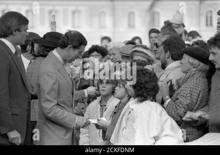 Begeisterte Münchner bekommen Autogramm von Prinz Charles, 1987. Aufgeregte Münchner bitten um Autogramme von Prinz Charles, 1987. Stockfoto