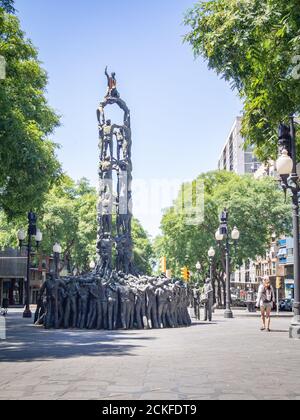 TARRAGONA, SPANIEN-18. JULI 2020: Denkmal als Castellers, menschliche Turmskulptur an der Rambla Straße Stockfoto