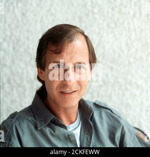 Porträt vom deutschen Schlagersänger, Songwriter, Texter, Musiker und Musikproduzent Michael Holm, 1991. Portrait des deutschen Popsängers, Liedermacherers, Texters, Musikers und Musikproduzenten Michael Holm, 1991. Stockfoto