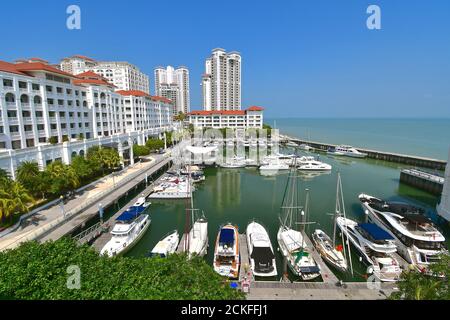 Panoramablick auf einen luxuriösen Yachthafen mit Yachten und Motorbooten. Umgeben von luxuriösen Luxusunterkünften und Apartments. Stockfoto