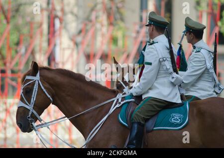 Santiago de Chile. Chile. 15. Januar 2012: Auf dem Platz der Verfassung ist die Polizei auf dem Platz. Stockfoto