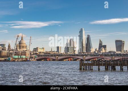 Blick in Richtung Blackfriars Bridge über die Themse in Richtung der Hochhäuser der City of London Stockfoto