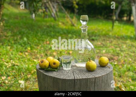 Flasche und Glas Birne rakia genannt 'Viljamovka' auf dem Land Umgebung Stockfoto