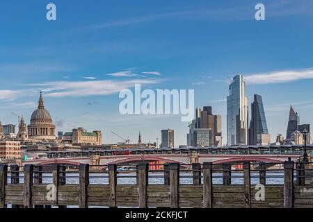 Blackfriars Bridge über die Themse mit den Hochhäusern der City of London in der Ferne, London, Großbritannien Stockfoto