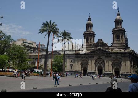 Santiago de Chile. Chile. 15. Januar 2012: Metropolitan Cathedral auf dem Arm Square. Stockfoto