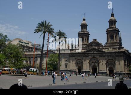 Santiago de Chile. Chile. 15. Januar 2012: Metropolitan Cathedral auf dem Arm Square. Stockfoto