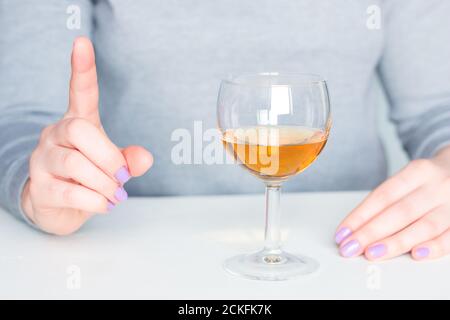 Frau warnt vor den Gefahren von Alkohol Stockfoto