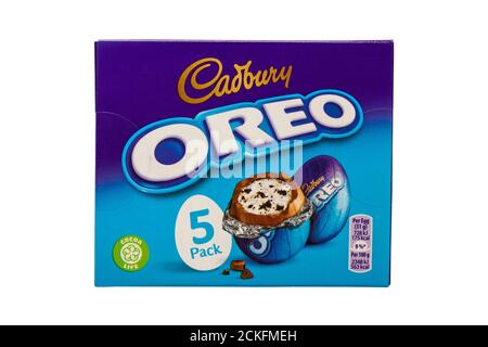 Box mit Oreo Ostereiern mit fünf isolierten Eiern Weißer Hintergrund - Milchschokoladeneier mit einer Milchcreme Füllung und Keksstücke Stockfoto