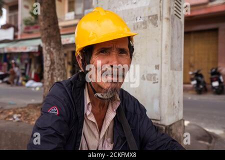 Can Tho / Vietnam - 28. Januar 2020: Portrait des vietnamesischen Mannes mit gelbem Helm und grauem Bart im Bausektor Stockfoto