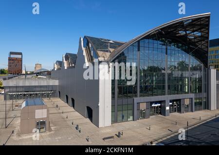 Lodz, Polen - 8. August 2020: Bahnhof Lodz Fabryczna modernes Äußeres, Wahrzeichen der Stadt Stockfoto
