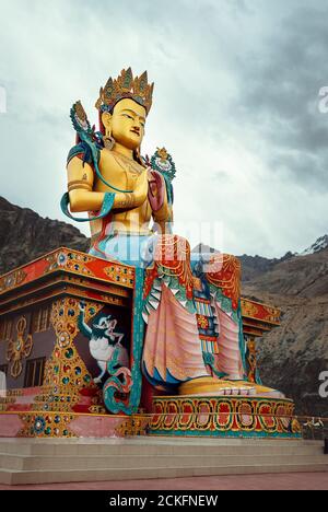 Maitreya Buddha Statue in der Nähe des Diskit Gompa (Diskit Kloster) im Nubra Tal von Ladakh, Nordindien. Stockfoto