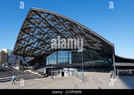 Lodz, Polen - 8. August 2020: Bahnhof Lodz Fabryczna modernes Äußeres, Wahrzeichen der Stadt Stockfoto