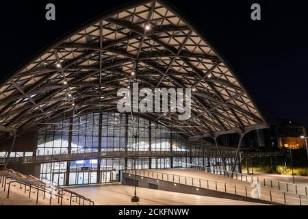 Lodz, Polen - 5. August 2020: Lodz Fabryczna Bahnhof bei Nacht, Wahrzeichen der Stadt Stockfoto