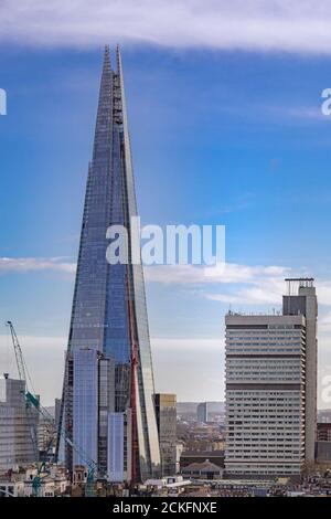 The Shard und The Towewr Wing of Guy's Hospital Side by Side, London, Großbritannien Stockfoto