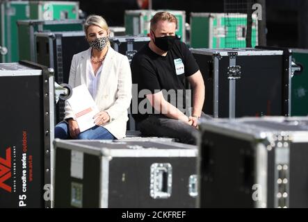 Event Production Industry Covid19 Working Group (EPIC) Vorstandsmitglied Shane Dunne (rechts) mit Director der zehn Meter hohen Event-Management-Agentur Ashlee Dickinson beim Start ihrer Pre-Budget-Einreichung 2021 im Stephen Gately Park, Dublin. Stockfoto