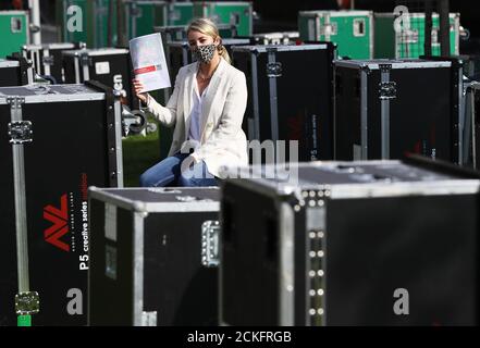 Die Direktorin der zehn Meter hohen Event-Management-Agentur Ashlee Dickinson hält eine Kopie der (EPIC) Pre-Budget-Einreichung der Event Production Industry Covid19 Working Group bei der Markteinführung im Stephen Gately Park, Dublin. Stockfoto