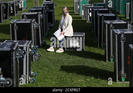 Die Direktorin der zehn Meter hohen Event-Management-Agentur Ashlee Dickinson hält eine Kopie der (EPIC) Pre-Budget-Einreichung der Event Production Industry Covid19 Working Group bei der Markteinführung im Stephen Gately Park, Dublin. Stockfoto