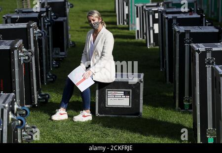 Die Direktorin der zehn Meter hohen Event-Management-Agentur Ashlee Dickinson hält eine Kopie der (EPIC) Pre-Budget-Einreichung der Event Production Industry Covid19 Working Group bei der Markteinführung im Stephen Gately Park, Dublin. Stockfoto