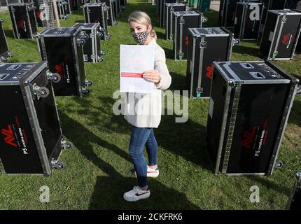 Die Direktorin der zehn Meter hohen Event-Management-Agentur Ashlee Dickinson hält eine Kopie der (EPIC) Pre-Budget-Einreichung der Event Production Industry Covid19 Working Group bei der Markteinführung im Stephen Gately Park, Dublin. Stockfoto