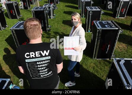 Die Direktorin der zehn Meter hohen Event-Management-Agentur Ashlee Dickinson hält eine Kopie der (EPIC) Pre-Budget-Einreichung der Event Production Industry Covid19 Working Group bei der Markteinführung im Stephen Gately Park, Dublin. Stockfoto