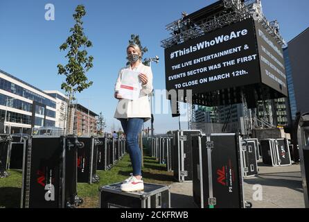 Die Direktorin der zehn Meter hohen Event-Management-Agentur Ashlee Dickinson hält eine Kopie der (EPIC) Pre-Budget-Einreichung der Event Production Industry Covid19 Working Group bei der Markteinführung im Stephen Gately Park, Dublin. Stockfoto