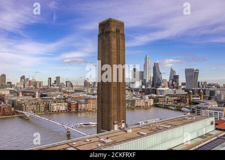 Die Millennium-Fußgängerüberbrückung und die Hochhäuser der City of London von der Aussichtsplattform des Tate Modern's Switch House, London, Großbritannien Stockfoto