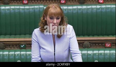 Die stellvertretende Labour-Vorsitzende Angela Rayner spricht während der Fragen des Premierministers im Unterhaus in London. Stockfoto