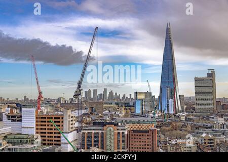 Ein Blick über einen Teil des Londoner Stadtteils Southwark mit dem Shard und dem Guy's Hospital nebeneinander, London, Großbritannien Stockfoto