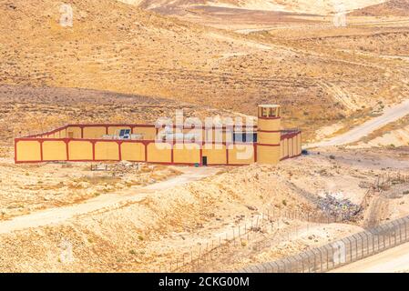 Route 10 entlang der ägyptisch-israelischen Grenze. Blick in Ägypten von Israel. Ägyptische Militärgarde Turm und Grenzpatrouille Basis Stockfoto