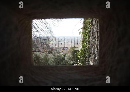 Mittelalterliches altes Felsspaltfenster, von dem aus man sehen kann Der Blick über das pietrasanta Tal in der toskana Stockfoto