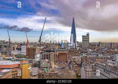 Ein Blick über einen Teil des Londoner Stadtteils Southwark mit dem Shard und dem Guy's Hospital nebeneinander, London, Großbritannien Stockfoto