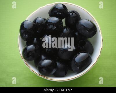 Schwarze Oliven in einer Salatschüssel, Nahaufnahme. Stockfoto