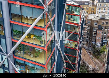 Blick in die Luxus-Apartments des NEO Bankside SE1, von der Aussichtebene in der Tate Modern , Bankside, London, Großbritannien Stockfoto