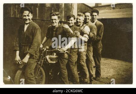 Originalpostkarte aus dem frühen 20. Jahrhundert mit glücklichen Motorradmechanikern und Douglas-Motorrad, die für ein Foto herumschwirren, um 1930er Jahre, Großbritannien Stockfoto