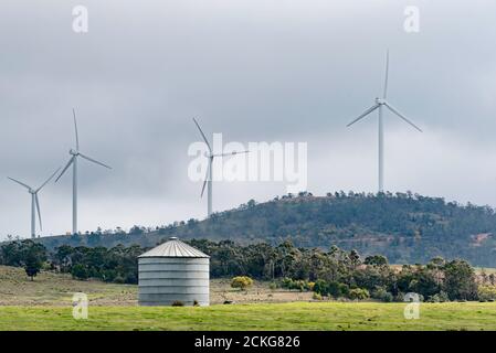 Windkraftanlagen der Capital Wind Farm verschwinden fast unter starker Wolke in der Nähe von Tarago und Bungendore und weniger als 50 km von Canberra entfernt Stockfoto