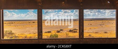 Negev Wüstenlandschaft durch ein Fenster in einem verlassenen Gebäude gesehen, Negev, Israel Stockfoto