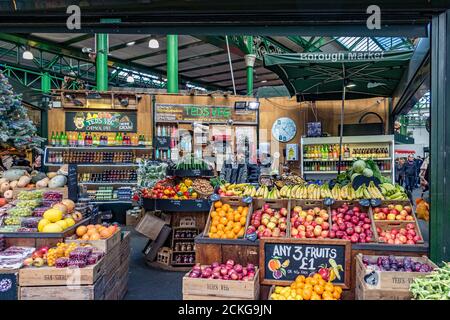 Zwei Markthändler am Ted'sObst- und Gemüsestände im Borough Market, Londons ältestem Lebensmittelmarkt, Southwark , London, Stockfoto