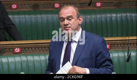 Der Vorsitzende der Liberaldemokratischen Partei, Sir Edward Davey, spricht während der Fragen des Premierministers im Londoner Unterhaus. Stockfoto