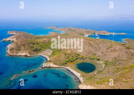 Luftaufnahme von Koyun Cape mit Süßwasserlagune Gokova Bay Special Environment Schutzgebiet Marmaris Türkei. Stockfoto