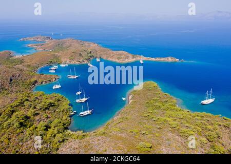 Luftaufnahme von verankerten Yachten in Koyun Cape Gokova Bay Special Umwelt Schutzgebiet Marmaris Türkei. Stockfoto